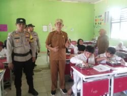 Polsek Pantau Langsung Program MBG ke SDN 2 Jatisampurna