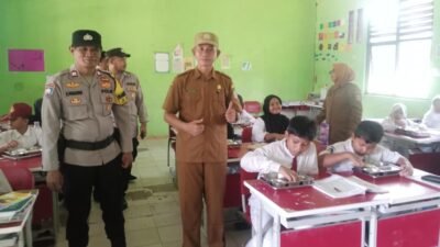 Polsek Pantau Langsung Program MBG ke SDN 2 Jatisampurna