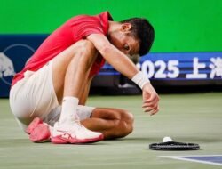 Djokovic Muntah di Lapangan, Tapi Menang dan Pecahkan Rekor