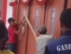 Warga Segel Kantor Desa Sukaslamet Tolak Kembalinya Rajudin