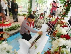 Kenang Perjuangan Buruh, Kapolri Ziarah Makam Marsinah
