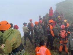 Cuaca Ekstrim Hambat Evakuasi Badan Pesawat ATR 42