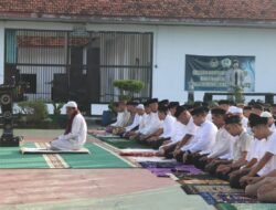 Takbir Menggema, Warga Binaan Lapas Serang Khusyuk Solat Berjamaah