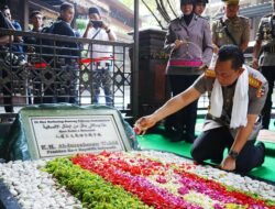 Kapolri Ziarah ke Makam Gus Dur Kenang Sosok Pengubah Sejarah Polri