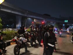 Brimob PMJ Amankan Pengendara Mabuk Tanpa Helm Naik Motor Bodong