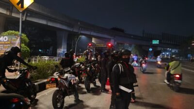 Brimob PMJ Amankan Pengendara Mabuk Tanpa Helm Naik Motor Bodong
