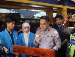Kapolres Tangsel Temui Mahasiswa di Tengah Aksi di Depan UIN