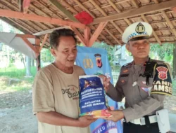 Satlantas Subang Bagikan Sembako untuk Ojol di Tengah Tekanan Ekonomi