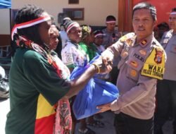 Polri Beri Pendidikan Anak dan Bantuan untuk Warga Distrik Tembagapura